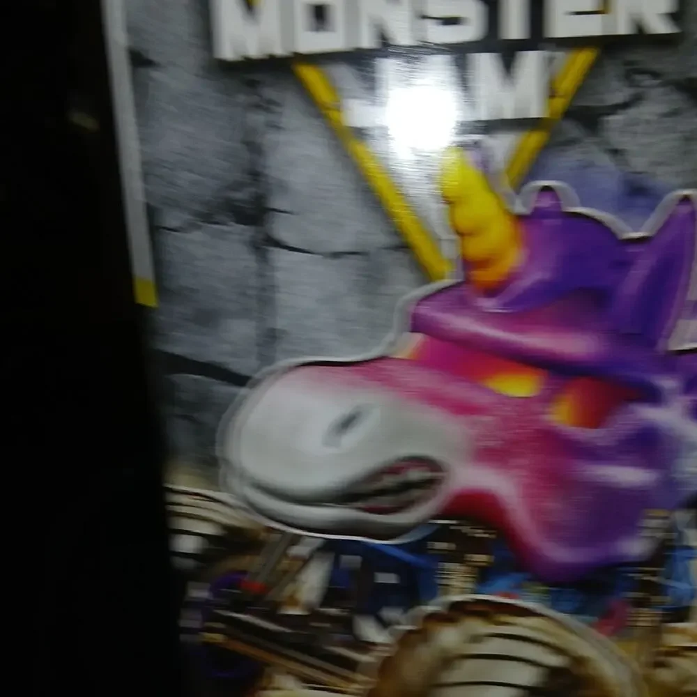 Sparkle Smash Unicorn Monster Jam Truck Toy 1/24 - Picture 4 of 5